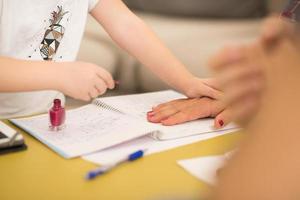 dochter schilderij nagels naar haar zwanger mam foto