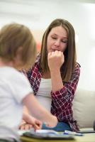 dochter schilderij nagels naar haar zwanger mam foto