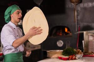 chef het werpen omhoog pizza deeg foto