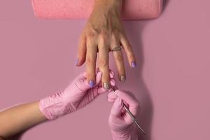 manicure werkwijze Aan roze achtergrond, top bekijk.manicure in schoonheid salon.manicure concept, foto