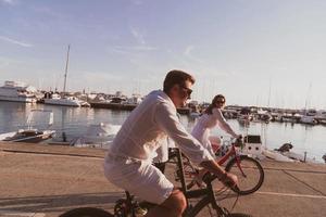 senior paar genieten van een mooi ochtend- samen rijden een fiets door de zee. selectief focus foto