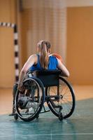 foto van de basketbal team van oorlog invaliden met professioneel sport- uitrusting voor mensen met handicaps Aan de basketbal rechtbank