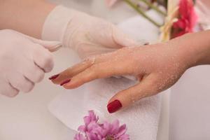 vrouw handen ontvangen een manicure foto