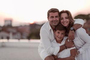 familie genieten van buitenshuis foto