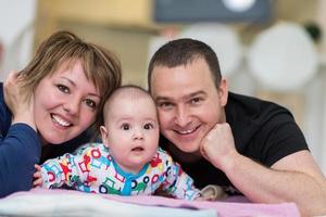 portret van jong gelukkig paar met hun aanbiddelijk baby jongen foto