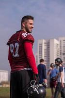 portret van een jong Amerikaans Amerikaans voetbal speler foto