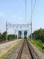 rivier- spoorweg brug foto