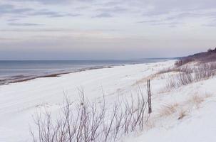 besneeuwde strandduinen foto