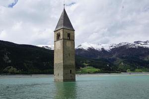 kerktoren in het resia-meer foto