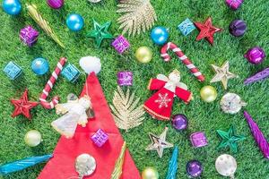 top visie Kerstmis decoratie Aan groen gras foto