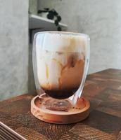 glas van ijs gezouten karamel macchiato. foto