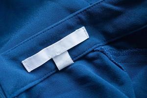 blanco wit wasserij zorg kleding etiket Aan blauw jurk foto