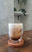 glas van ijs gezouten karamel macchiato. foto