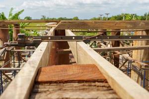 staal bedenken voor klemmen houten balken naar dwingen de hout niet naar buigen onder bouw. foto