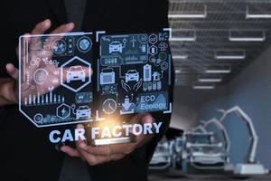 Mens ingenieur auto auto- fabriek productie vervaardigd mechanisch arm robot productie auto auto- producten door inspecteur bevel naar bestellen auto van dealers handel exporteren foto