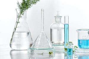 cosmetisch laboratoriumonderzoek en -ontwikkeling. science bio huidverzorging crème serum product met bladeren. natuurlijke biologische schoonheid cosmetica concept. cosmetologie. foto