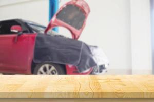 leeg hout tafel top met auto onderhoud centrum auto reparatie werkplaats wazig achtergrond foto