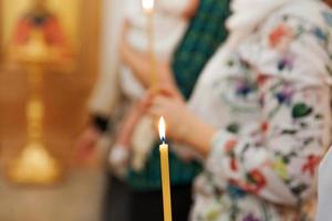 orthodoxe kerk. Christendom. feestelijke interieurdecoratie met brandende kaarsen en icoon in traditionele orthodoxe kerk op paasavond of kerstmis. religie geloof bidden symbool. foto