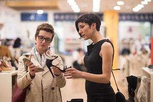 het beste vriend boodschappen doen in groot winkelcentrum foto