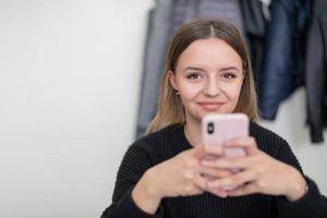 vrouw leerling gebruik makend van een mobiel telefoon foto