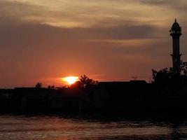 zonsopgang bij de rivier foto