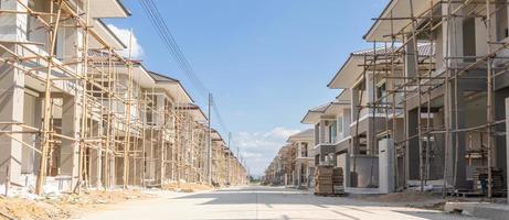 bouw woon- nieuw huis in vooruitgang Bij gebouw plaats behuizing landgoed ontwikkeling foto