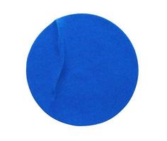 blanco blauw ronde Zelfklevend papier sticker etiket geïsoleerd Aan wit achtergrond foto