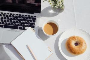laptop, brood en cafe in koffie winkel foto