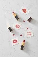 liefde Valentijn samen gelukkig genegenheid concept met lippenstift en lippenstift kus Mark foto