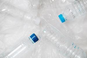 plastic flessen stack naar recycle Aan wit achtergrond foto
