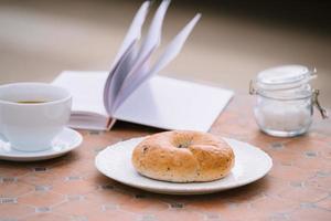 koffie, een mooi zo boek en brood voor een mooi zo ochtend- in cafetaria foto