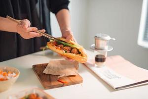 gehaktballen geserveerd met tomaat saus net zo broodje, Vietnamees ontbijt foto