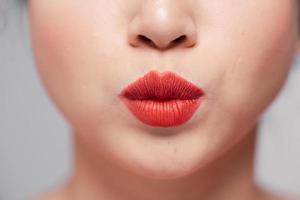 detailopname schoonheid portret van vrouw gezicht met sexy rood lippen foto