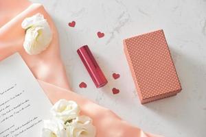 gelukkig Valentijnsdag dag concept Aan wijnoogst papier vel met lippenstift foto