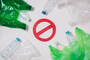 Nee plastic recycle concept, plastic flessen stack naar recycle Aan wit achtergrond foto