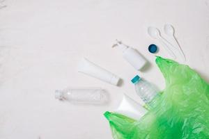verzameling van divers plastic Tassen geïsoleerd Aan wit achtergrond foto