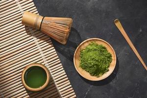 biologisch groen matcha thee Aan houten tafel, copyspace foto