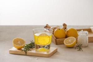 gember ale of kombucha in fles - eigengemaakt citroen en gember biologisch probiotisch drankje, kopiëren ruimte. foto
