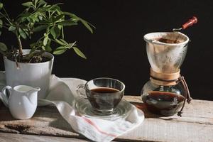 bereiden druppelen koffie reeks voor middag breken onder zonlicht foto