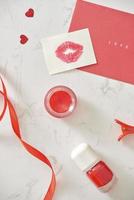 gelukkig Valentijnsdag dag concept Aan wijnoogst papier vel met lippenstift foto