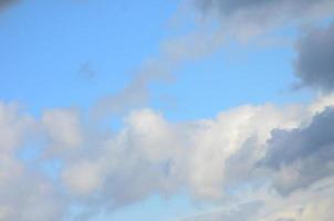 een blauw lucht met veel van wit wolken van verschillend maten foto