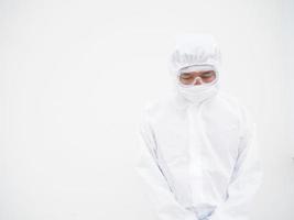 Aziatisch mannetje dokter of wetenschapper in ppe suite uniform met vervelend gezicht masker beschermend. de humeur is Leuk vinden verdrietig en kalm, coronavirus of covid-19 concept geïsoleerd wit achtergrond foto