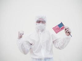 portret van dokter of wetenschapper in ppe suite uniform Holding nationaal vlag van Verenigde staten van Amerika. covid-19 concept geïsoleerd wit achtergrond foto