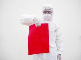 Aziatisch dokter of wetenschapper in ppe suite uniform. Holding zak canvas kleding stof voor mockup of voor uw ontwerp. coronavirus of covid-19 concept geïsoleerd wit achtergrond foto