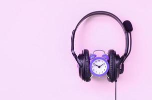 concept van tijd naar luisteren muziek. alarm klok en hoofdtelefoons foto