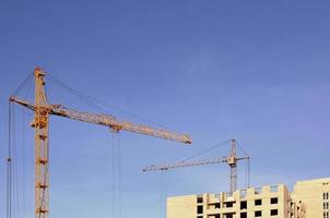 gebouw in aanbouw met kraan foto