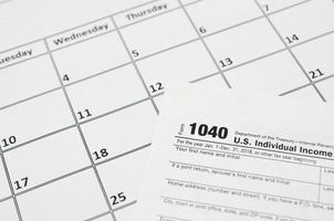 irs het formulier 1040 individu inkomen belasting terugkeer blanco leugens Aan leeg kalender bladzijde foto