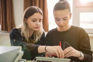 studenten aan het doen praktijk in de elektronisch klas foto