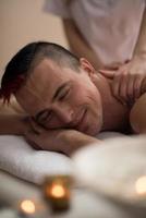 Mens hebben ontspannende massage foto
