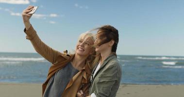 meisjes hebben tijd en nemen selfie Aan een strand foto